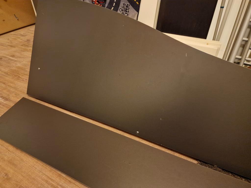 Gratis hoogslaper met tafelblad en plank svarta