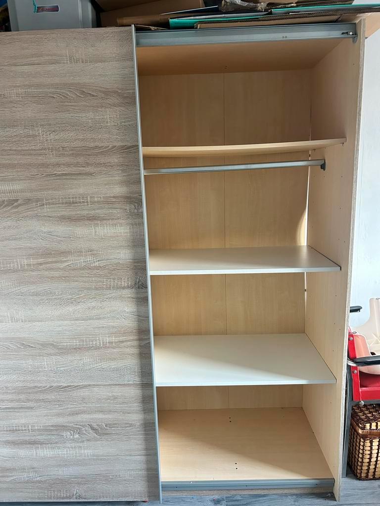 Schuifdeurkast met planken en hanggedeelte