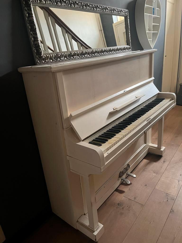 Witte piano gratis af te halen