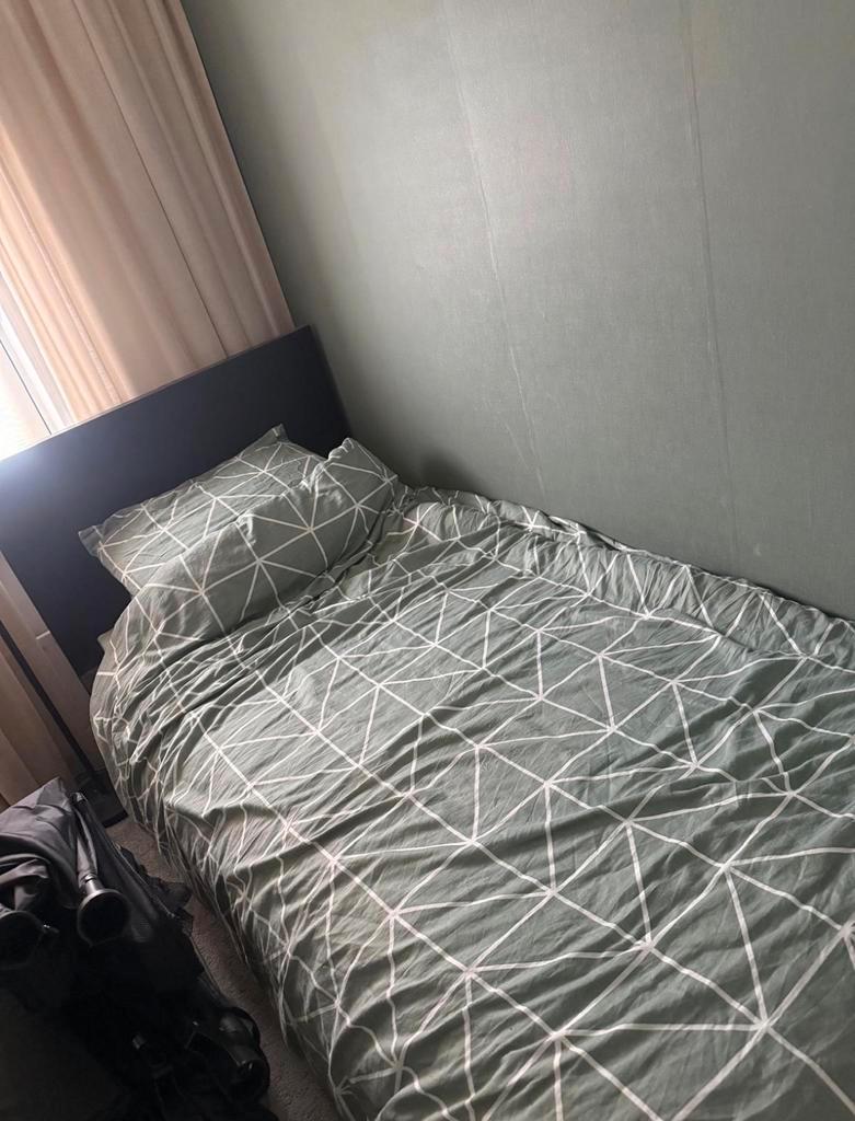 Zwart eenpersoonsbed met matras en toebehoren