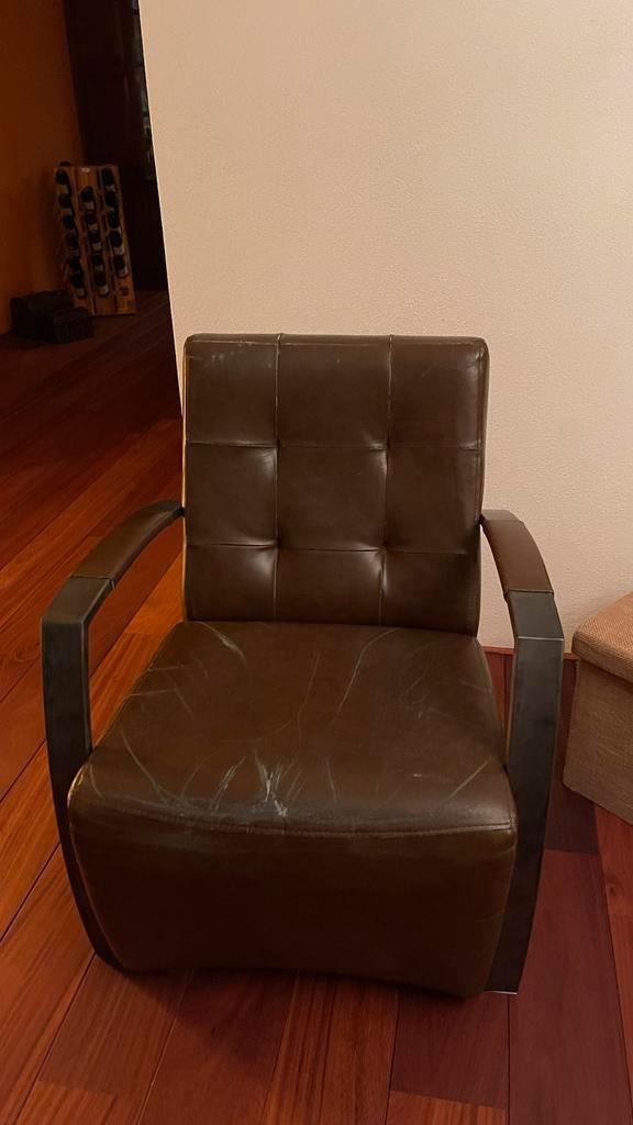 Gratis Twee bruine leren stoelen