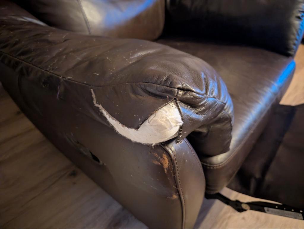 Lounge stoel met beschadigingen