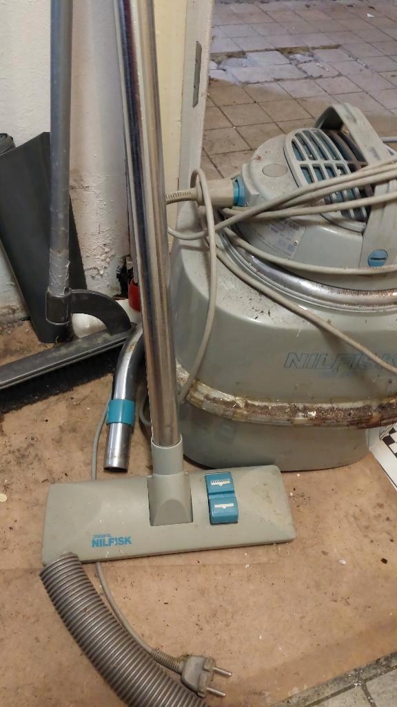 Gratis werkende Nilfisk stofzuiger (slang deels stuk)