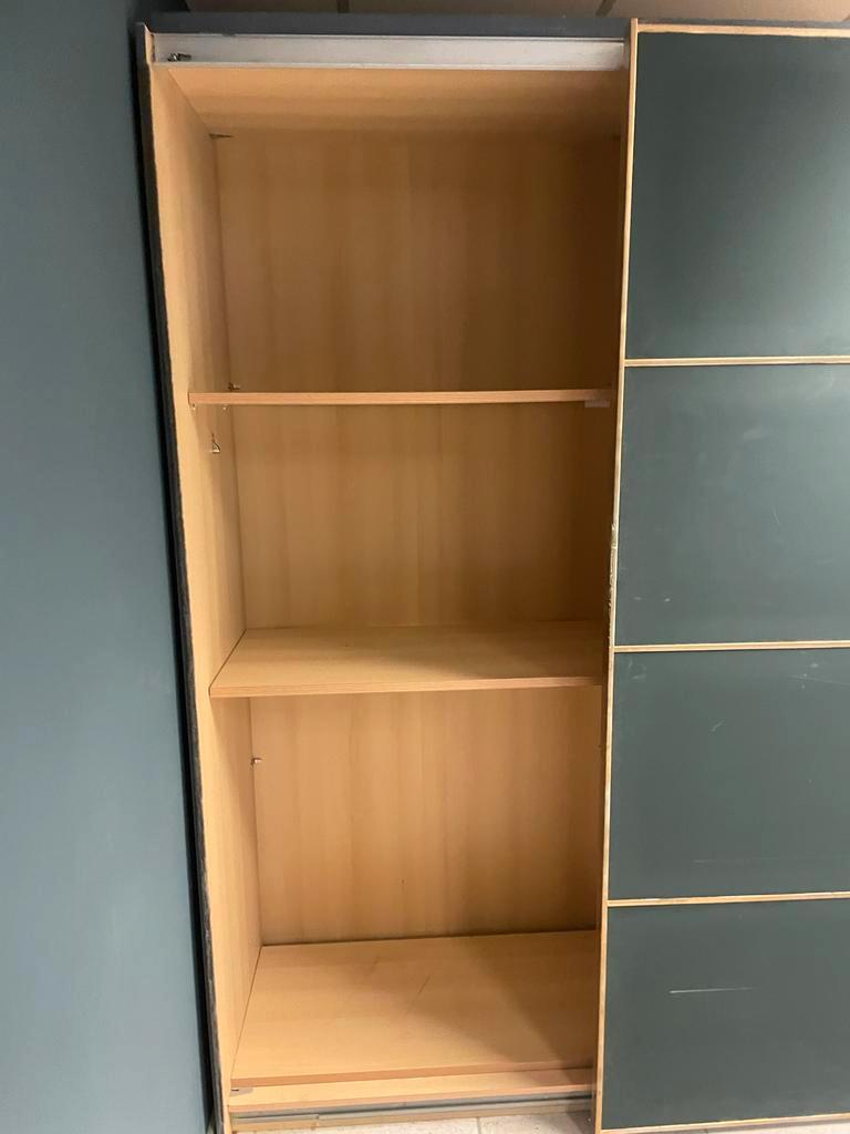 Ruime kast met schuifdeuren