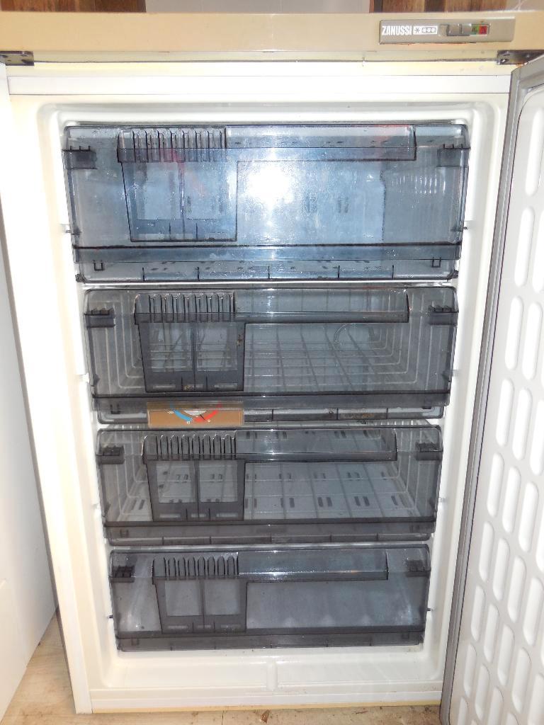 GRATIS vermoedelijk kapotte tafelmodel vriezer oud ijzer