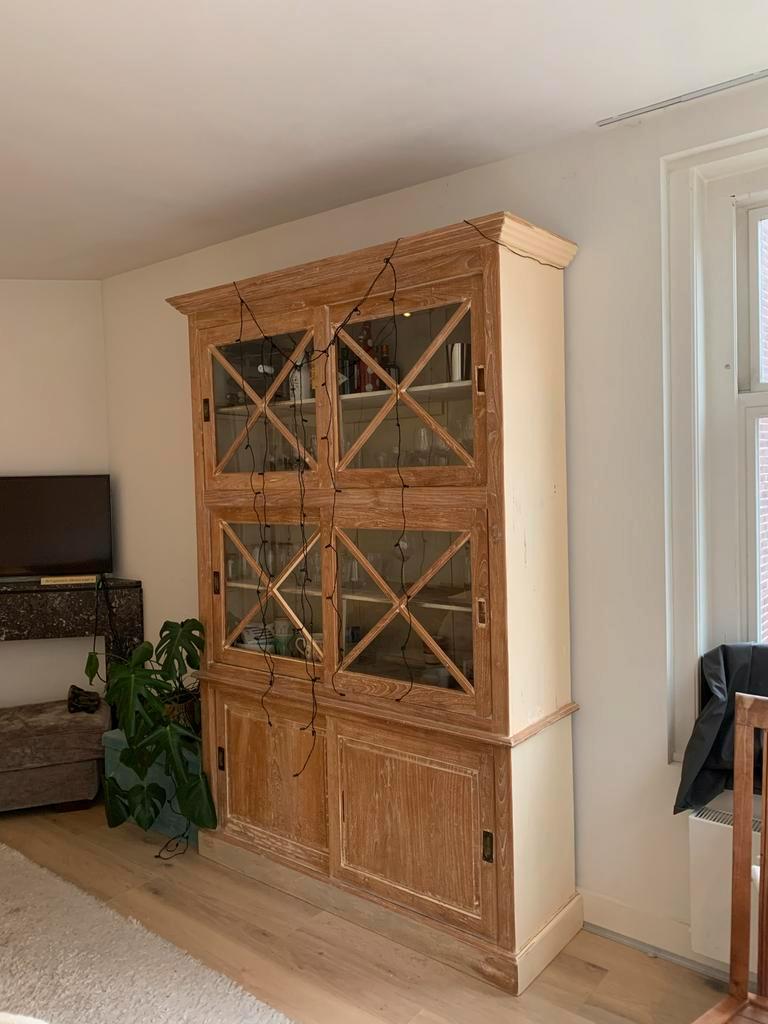 Houten vitrinekast met glazen deuren