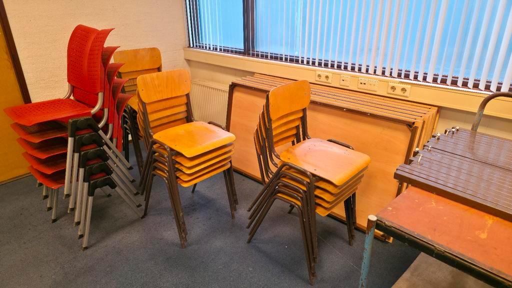 GRATIS Bureaus en stoelen
