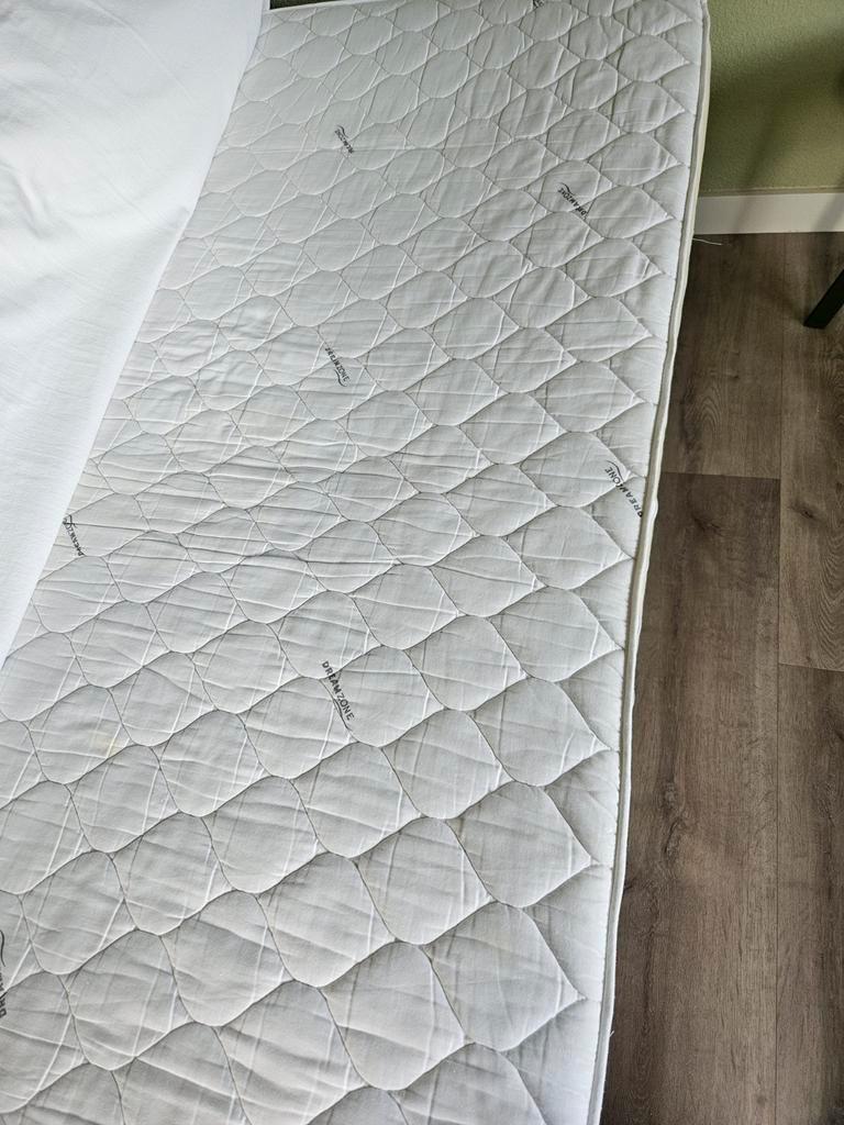 GRATIS: Zeer net matras merk Dreamzone 90 x 200 cm