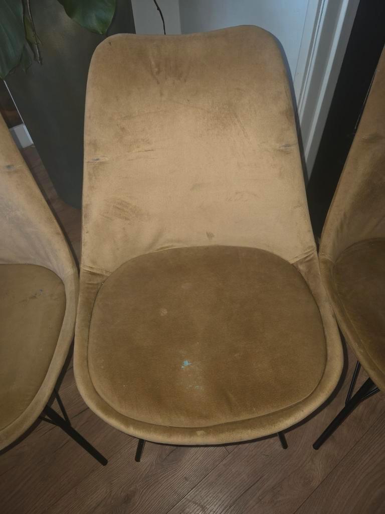 8 eetkamerstoelen met gebruikerssporen