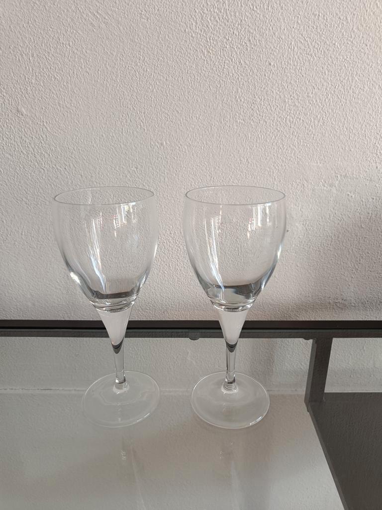 Twee Nieuwe Wijnglazen
