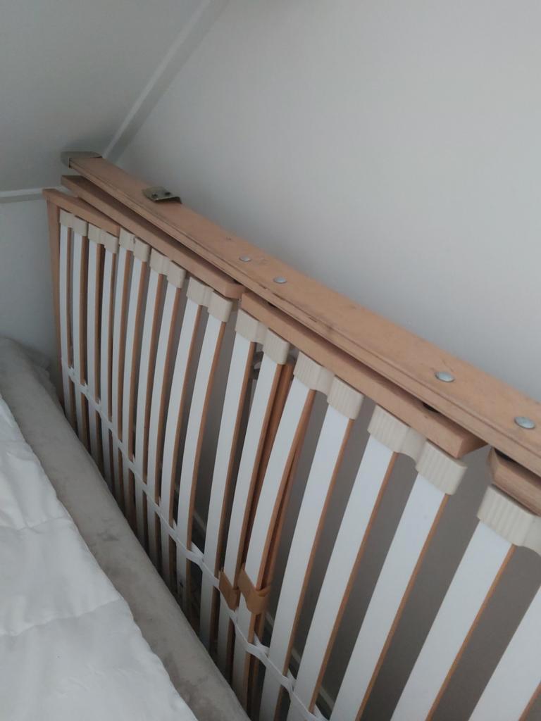 Twee matrassen en een volledig houten bed.