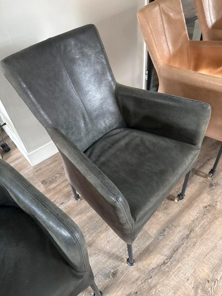 4 leren keukenstoelen op wieltjes