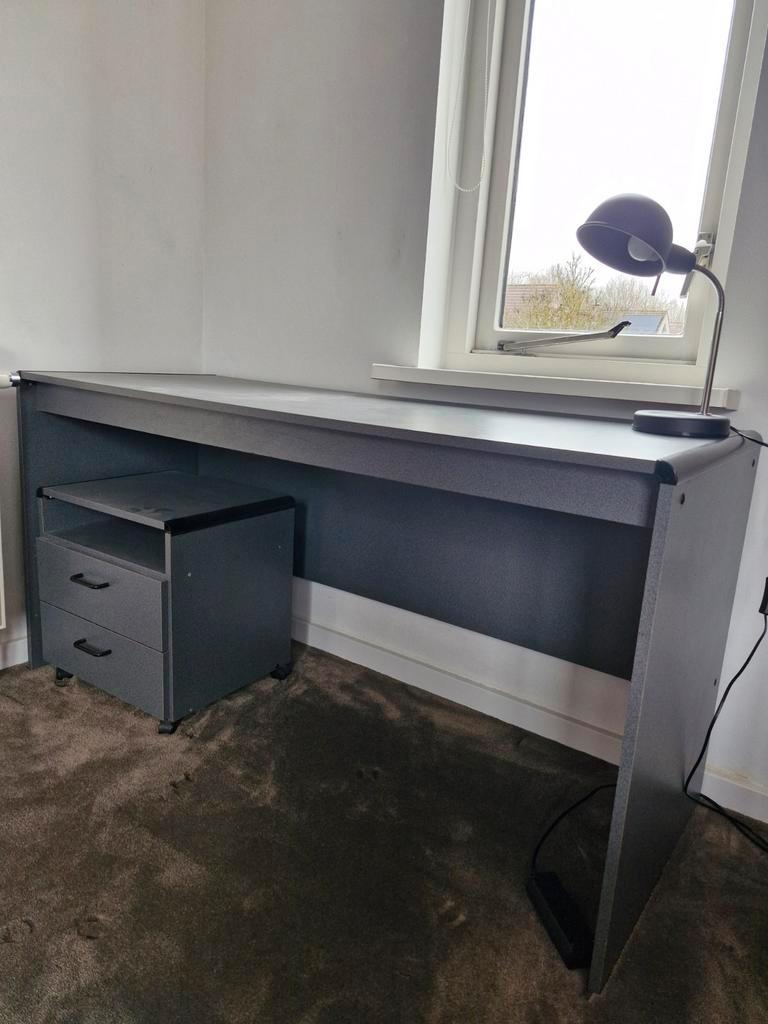 Bureau met laden kastje