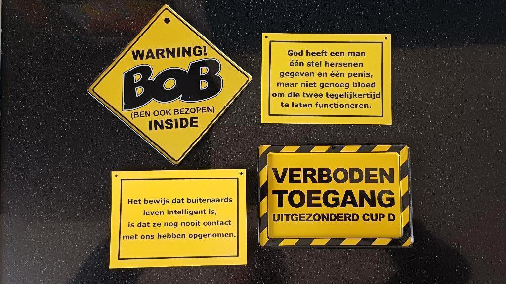 Humoristische gele deurbordjes