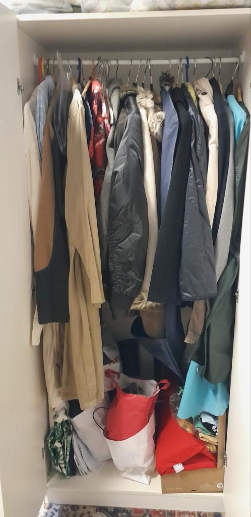 Kledingkast met inhoud