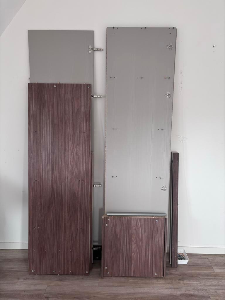 Grijze/bruine kledingkast met deuren en lades