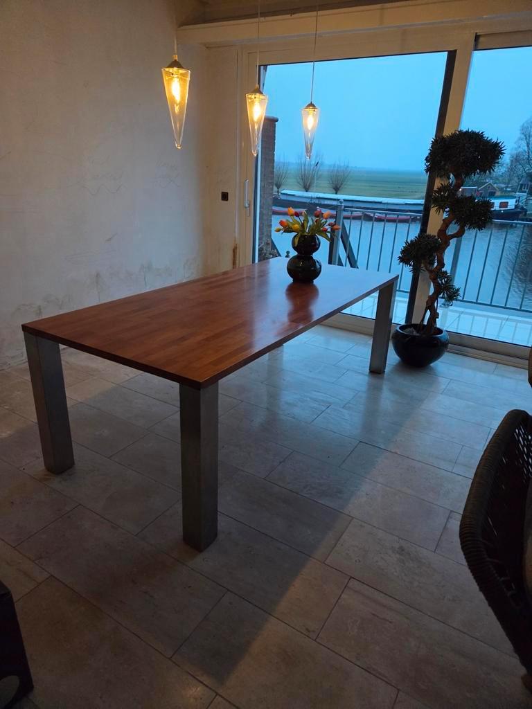 Mooie robuuste eettafel met massief hout blad