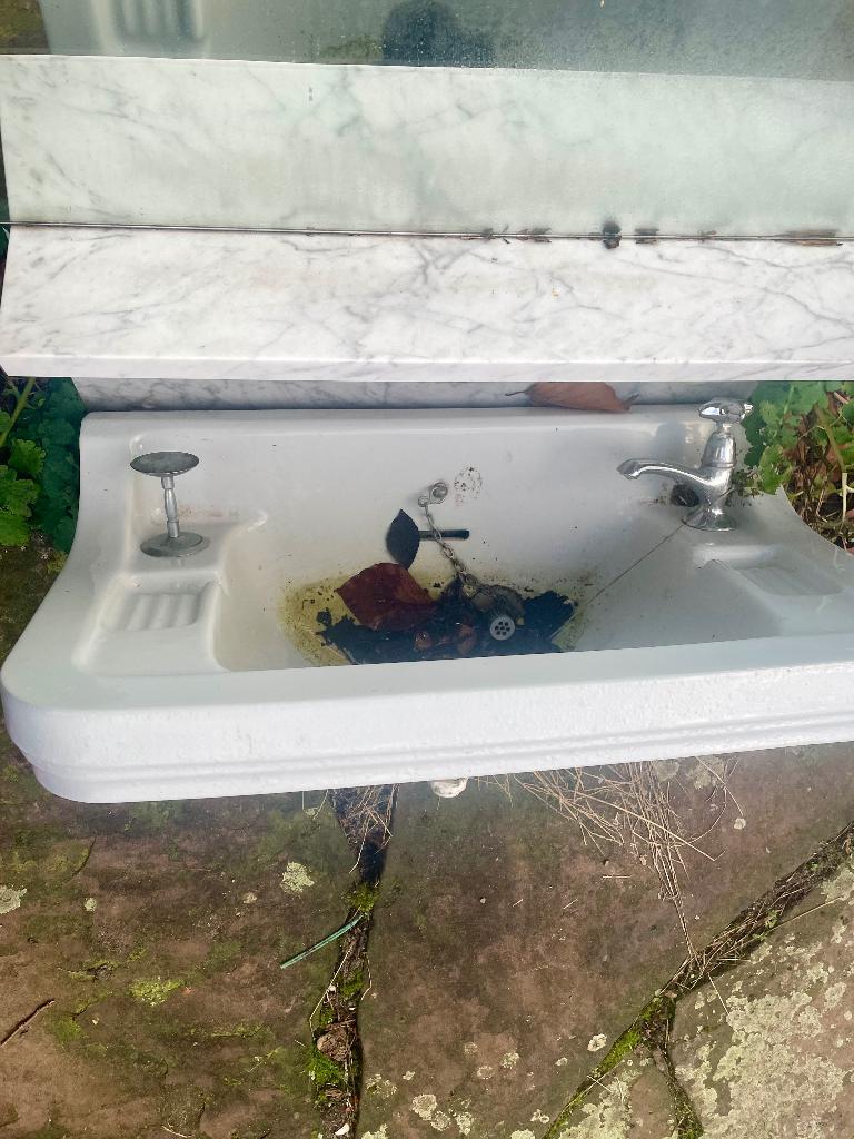 Oude wastafel met spiegel en planchet marmer GRATIS OPHALEN