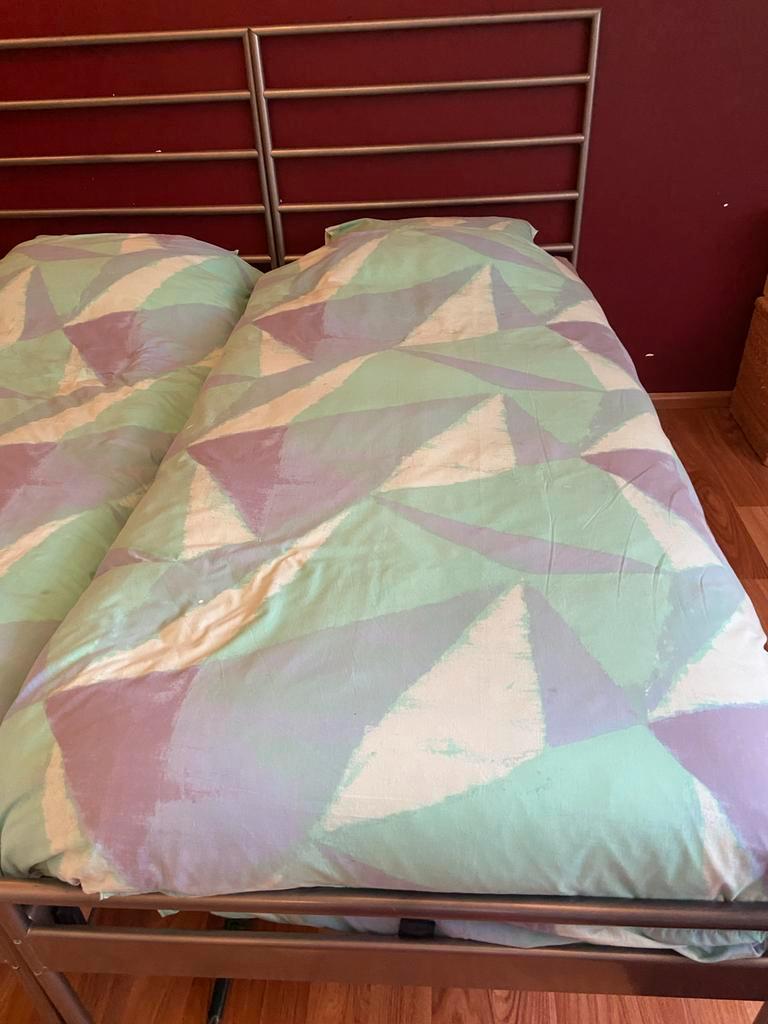 Gratis af te halen: 2x 1-persoons bedden + toebehoren