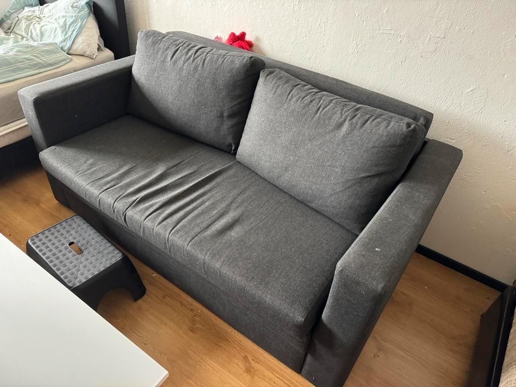 Gratis af te halen tweepersoons bank.