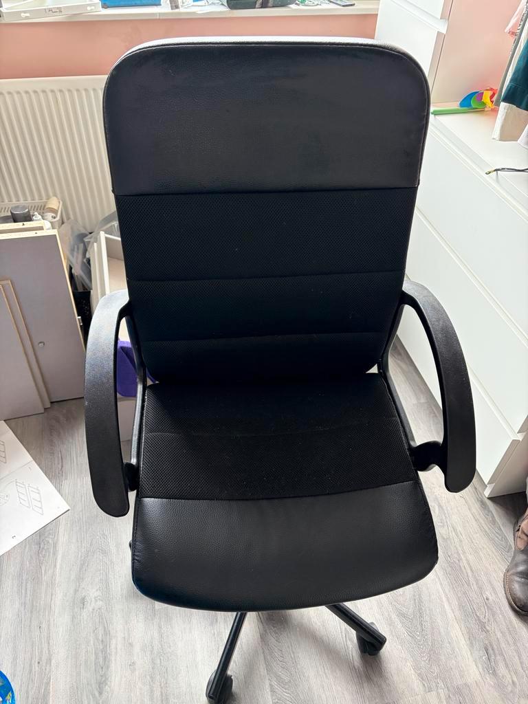 Z.s.m. ophalen Zwarte bureaustoel in goede staat