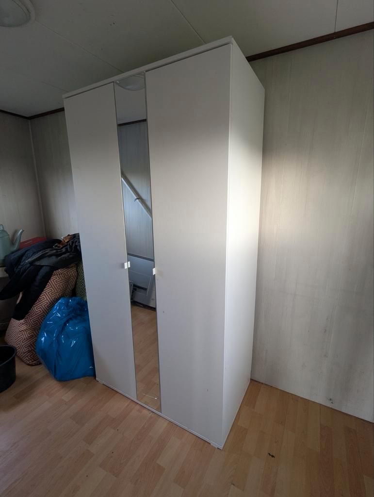 Grote kledingkast met spiegel (gratis af te halen)