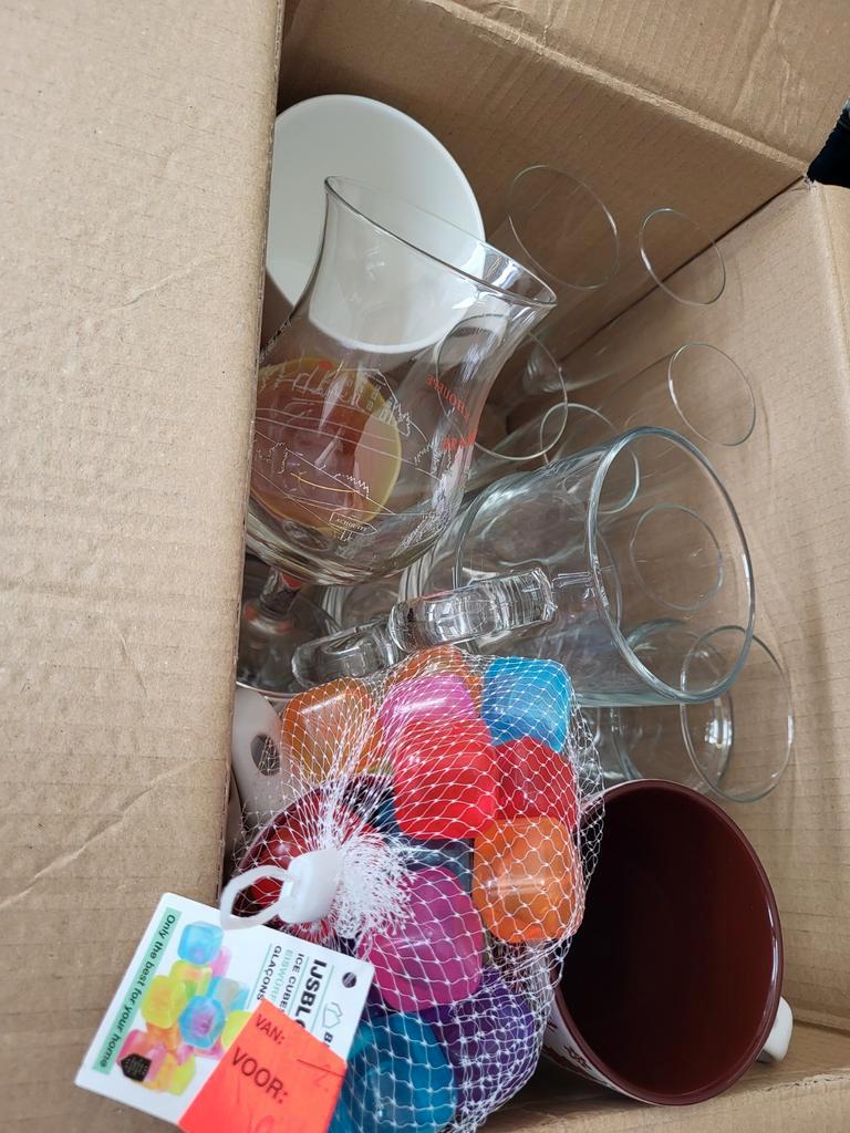 Diverse glazen, Bekers, etc