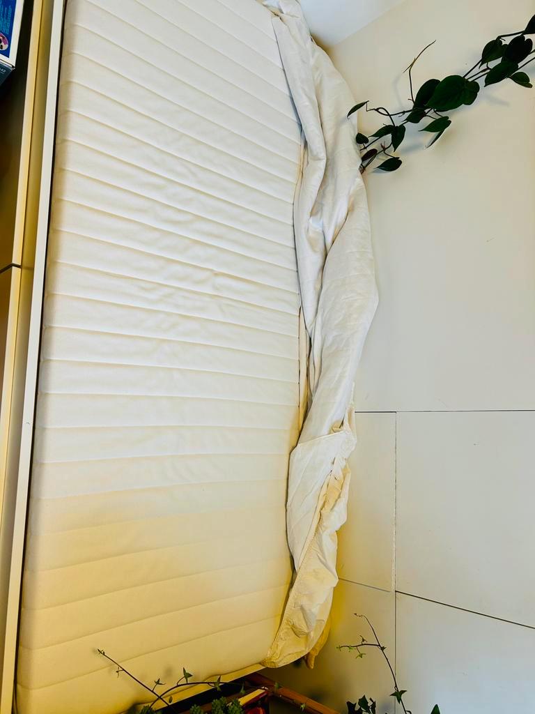 Gratis IKEA Slaapban goed als nieuw matras, lakens en dekbed