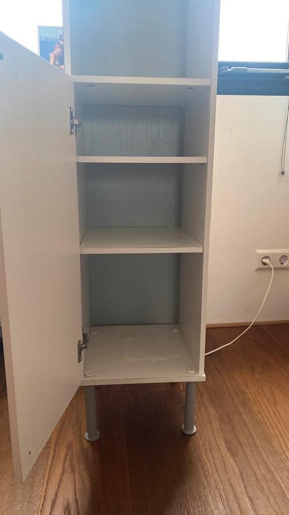 Hoge smalle badkamerkast met glazen planken