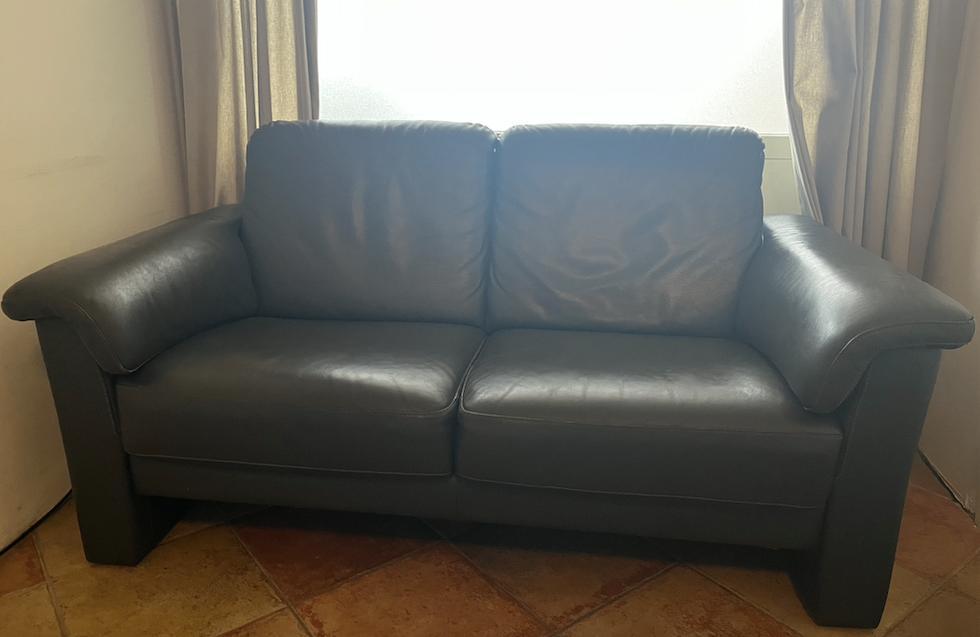 Tweepersoons leren bruine bank