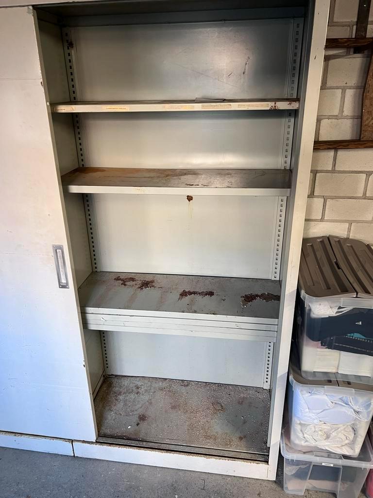 Stalen kast met schuifdeuren
