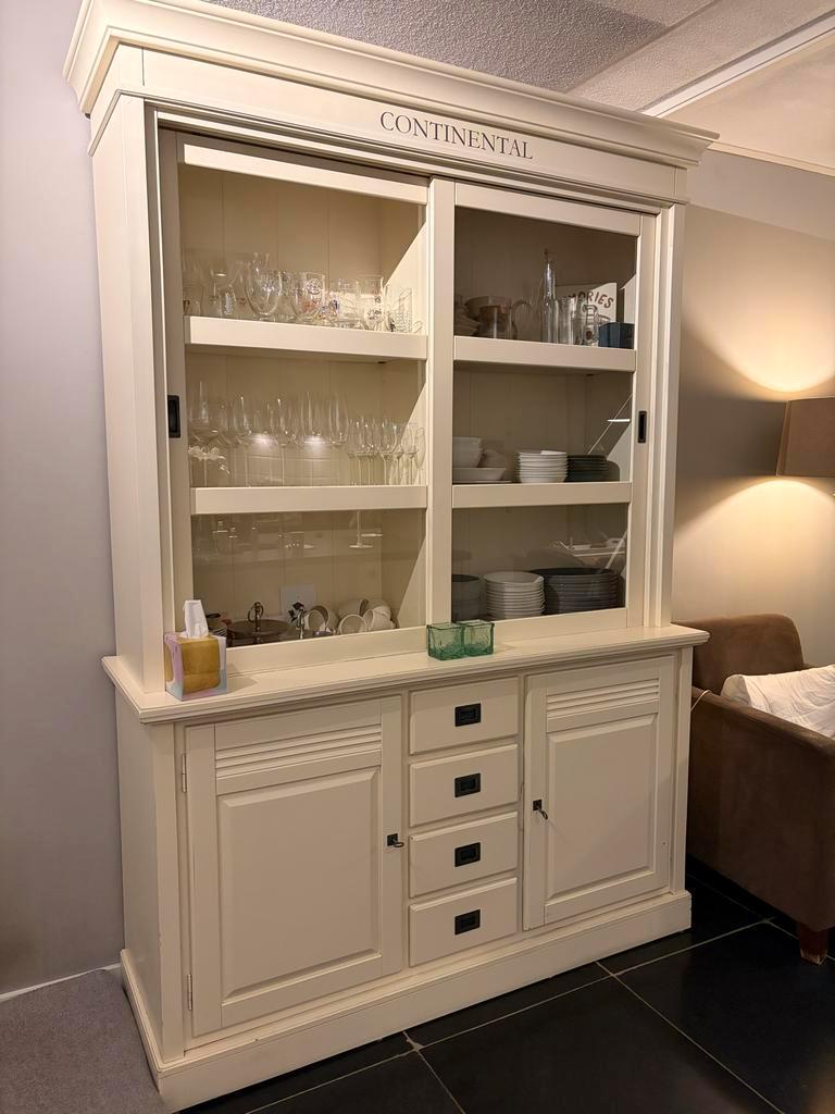 Gebroken witte buffetkast met deurtjes