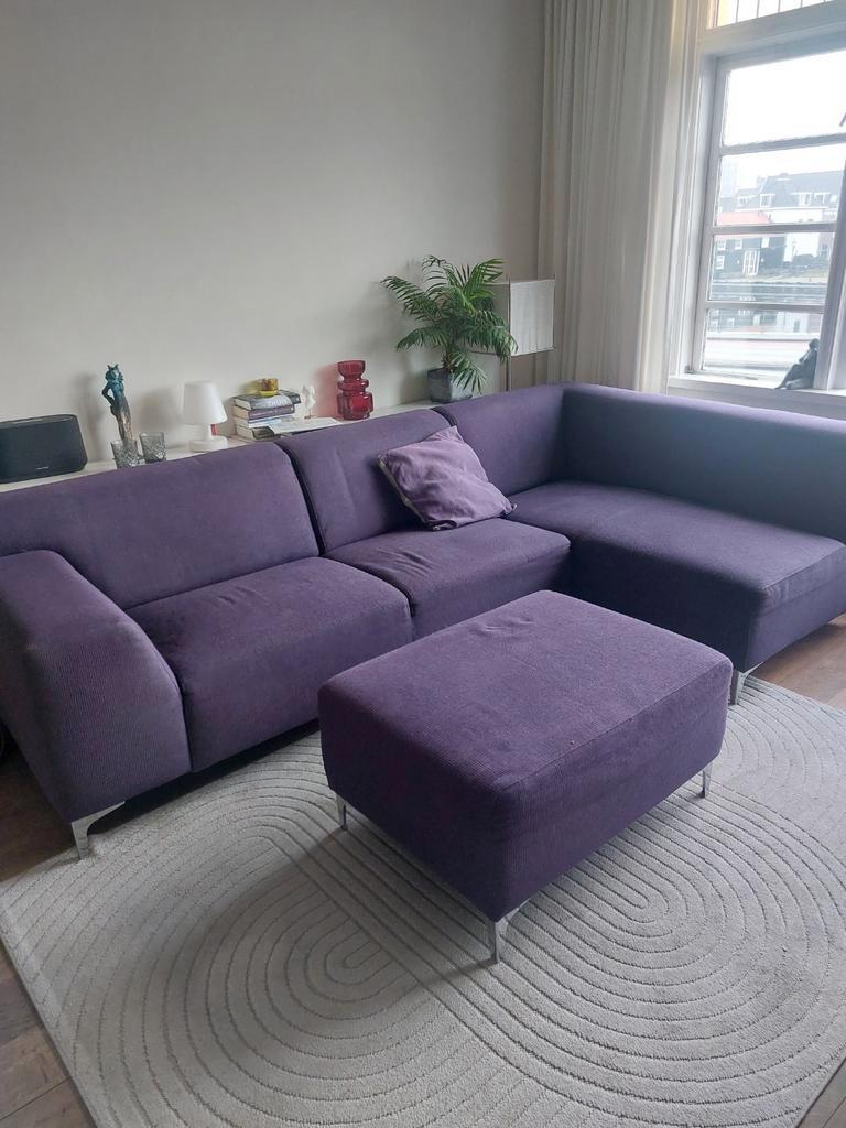 Comfortabele paarse hoekbank + hocker 270x 150x 85