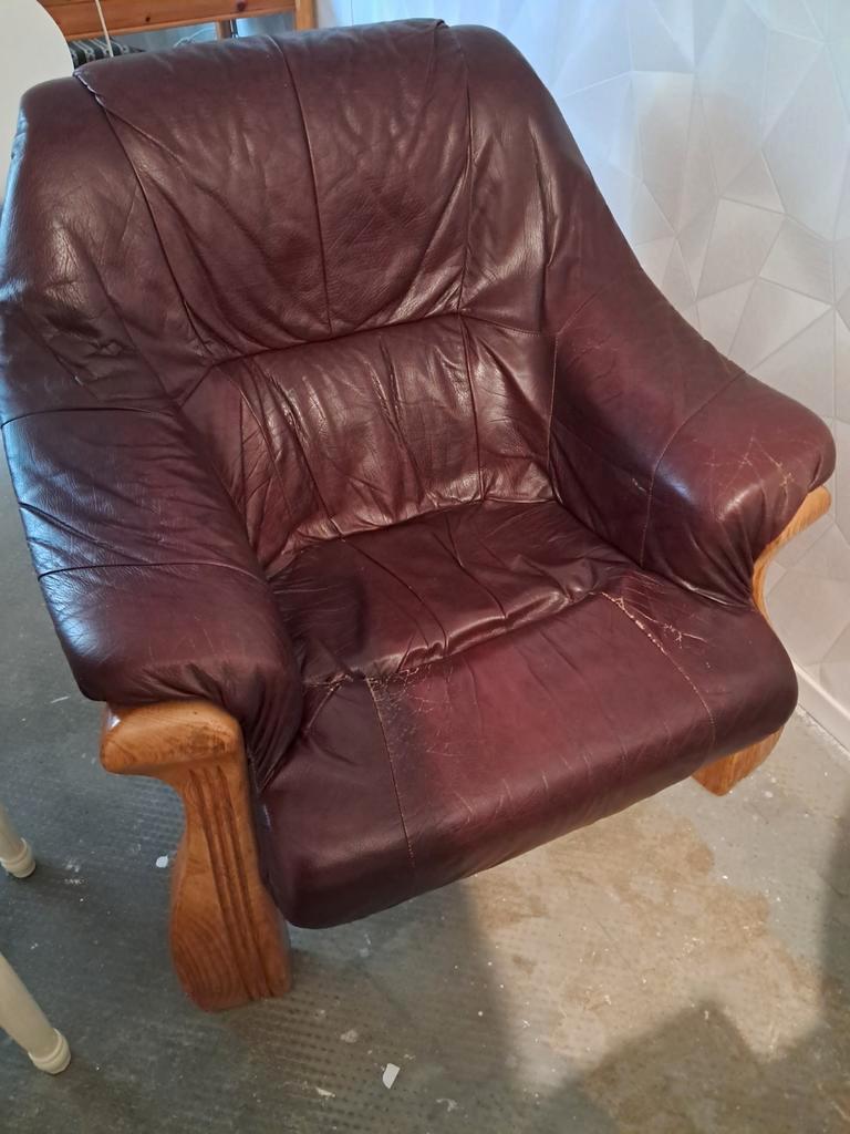 Twee leren fauteuils in nette staat