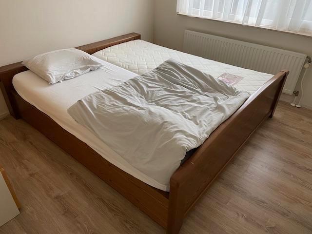 Gratis ophalen 2 pers bed incl matrassen, lattenbodem