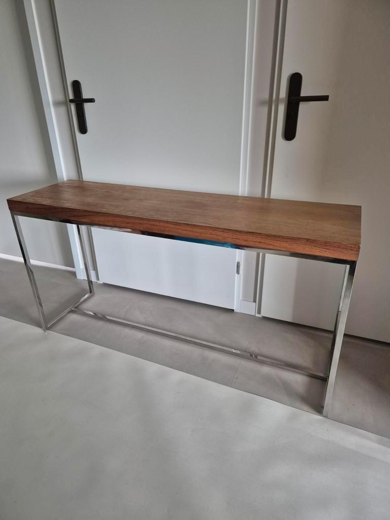 Stijlvolle tafel met metalen frame