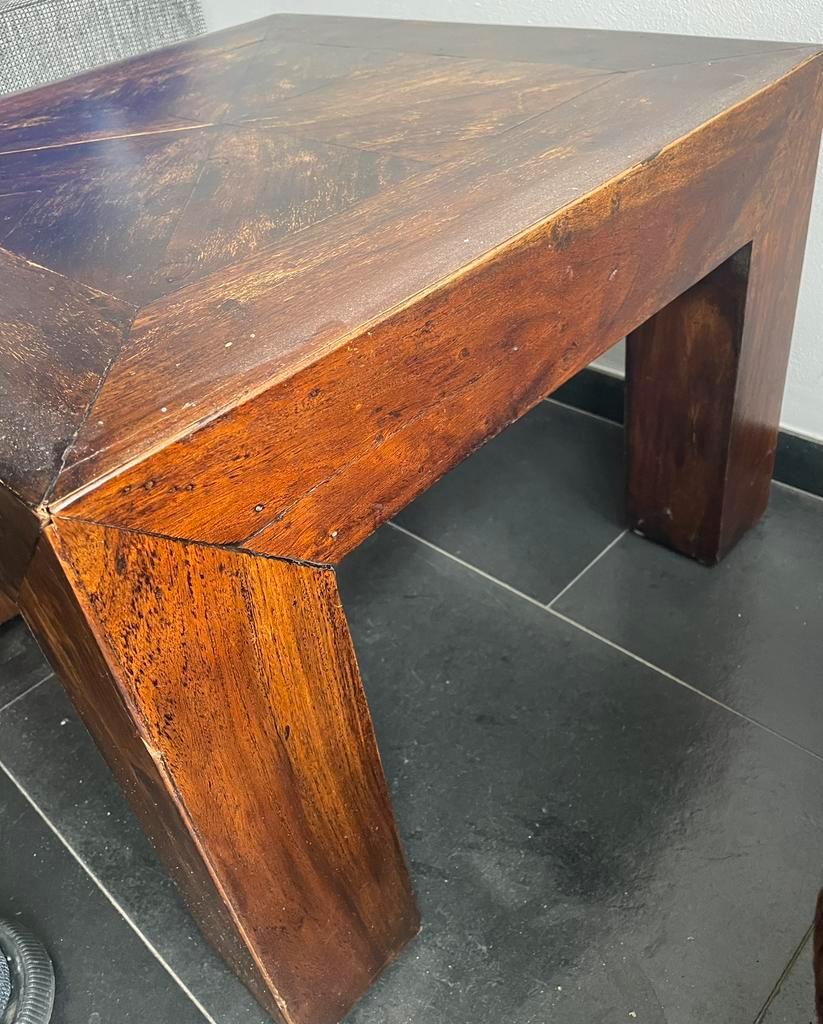 Tafel 60 bij 60 bij 42 cm. Gratis zoals gebruikelijk.