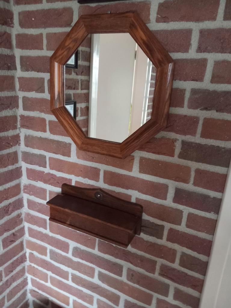 Nachtkastje  donker eiken kleur met sleutelbakje en spiegel