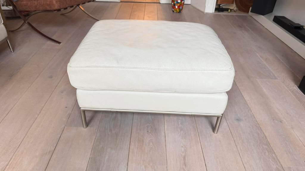 Witte leren 2 zits bank met hocker.