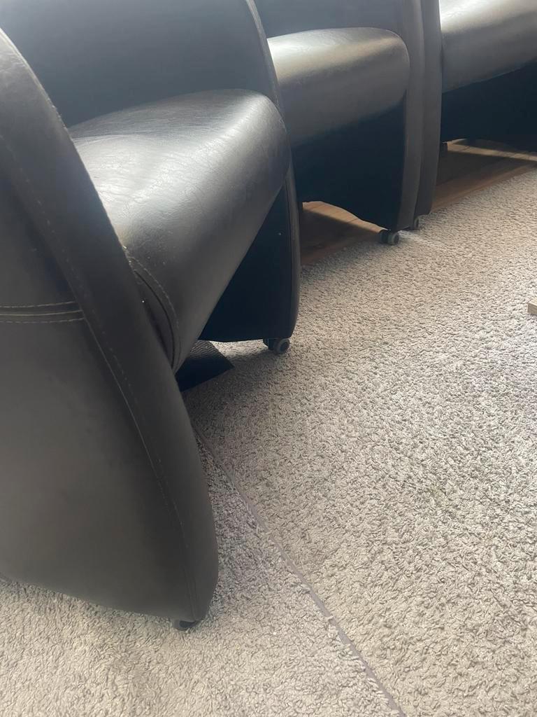 Banken en 4 stoelen gratis menemen