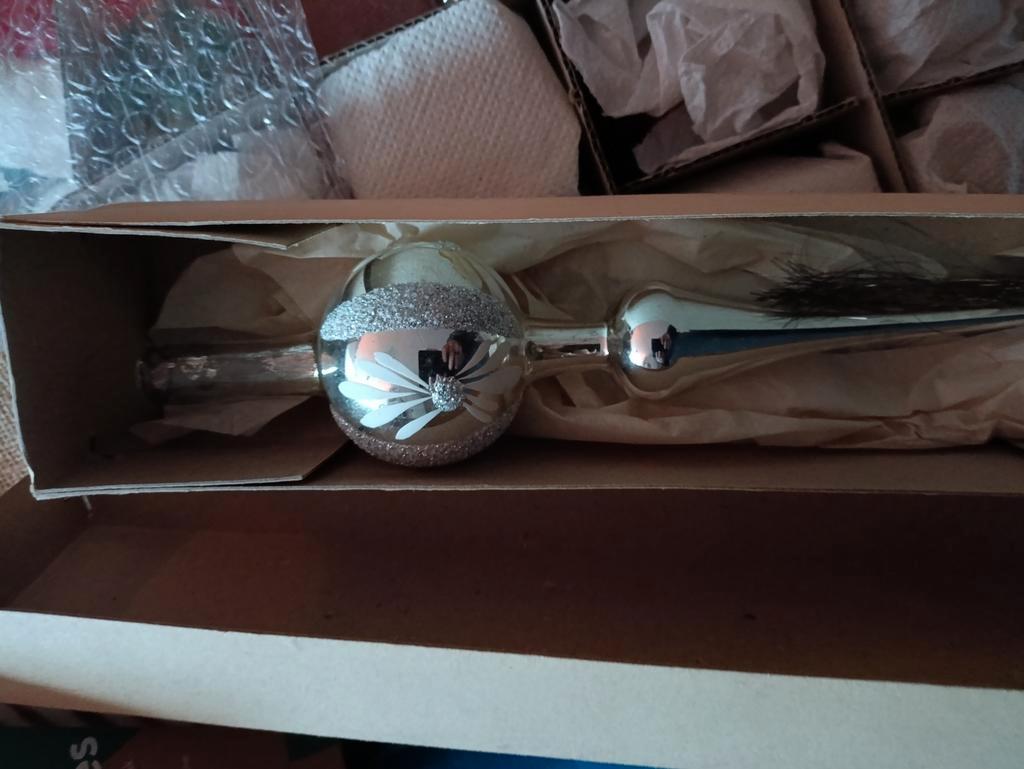 Doos glazen kerstballen en piek GRATIS