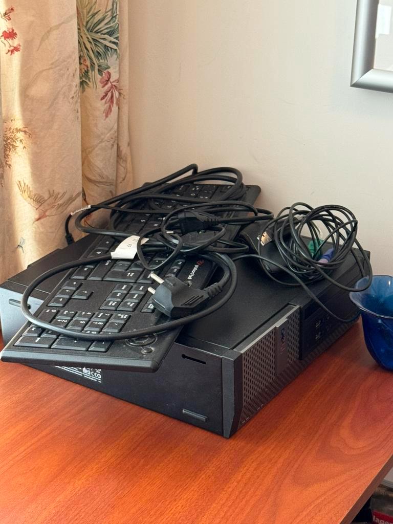 Gratis afhalen bureau + stoel en pc benodigheden