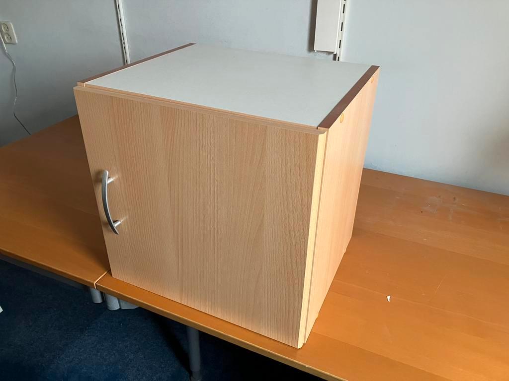 Twee hoge kantoorkasten linnenkasten kledingkasten