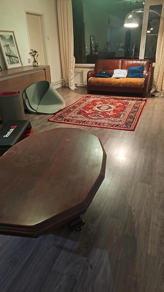 Houten tafel met unieke vormgeving