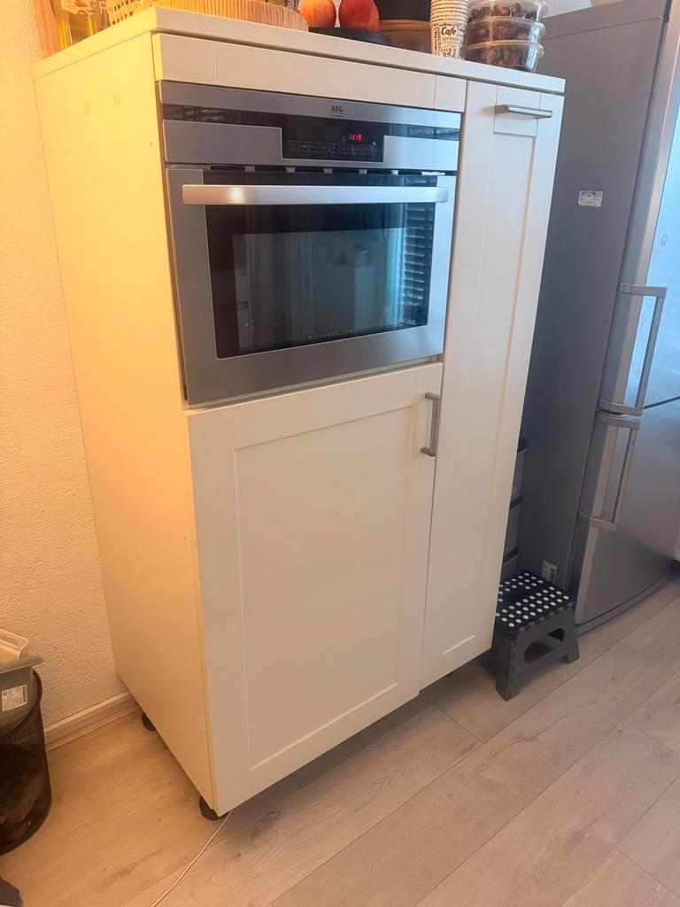 Keukenwand met combimagnetron, apothekerkast en koelkast