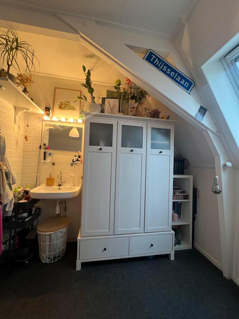 Mooie witte kast met deuren en lades