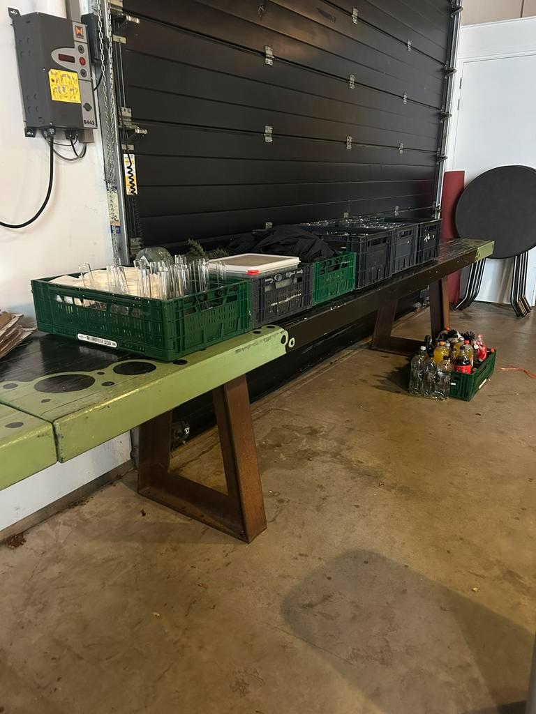 Gratis Industriële tafel - stalen onderstel