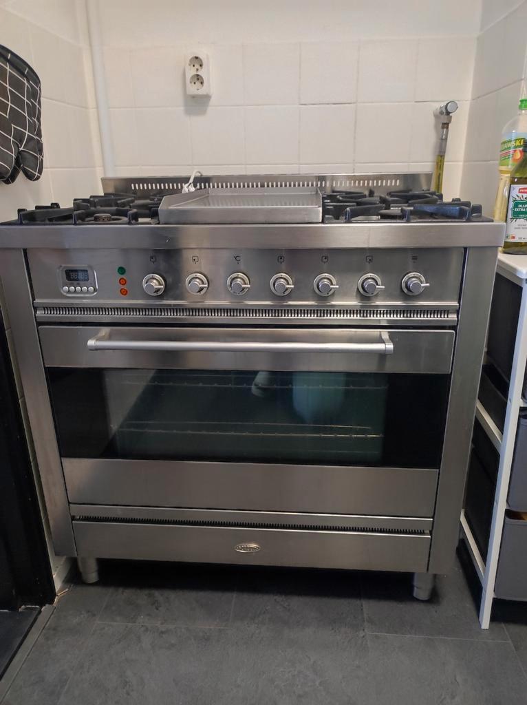 Groot gasfornuis met grillplaat