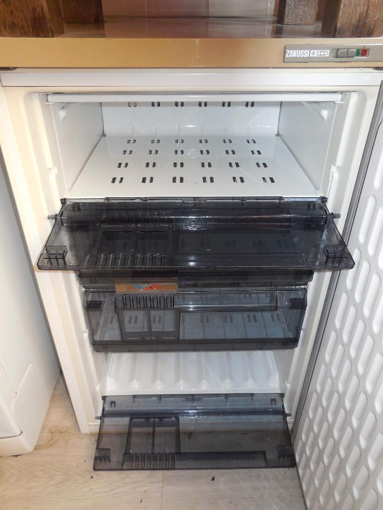 GRATIS tafelmodel vriezer werkt maar isolatiemat. komt eruit