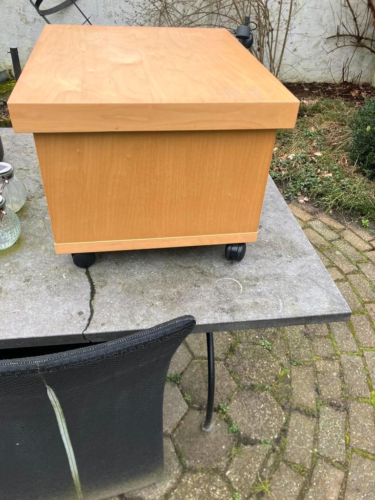 Tv kastje of Nachtkast of bijzettafel op wieltjes